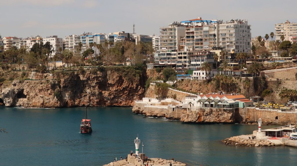 Antalya’da Toplu Taşıma ile Ekonomik Gezi Rehberi